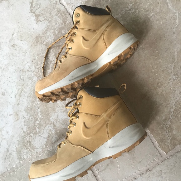 nike manoa boots size 9
